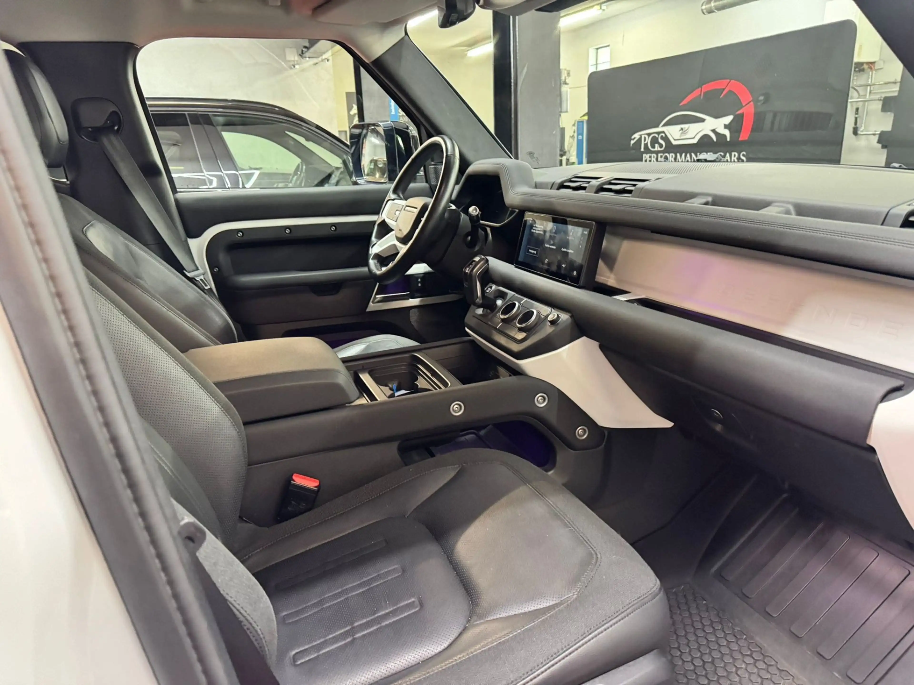 Land Rover Defender 110 D240 S Aut. — photo 19