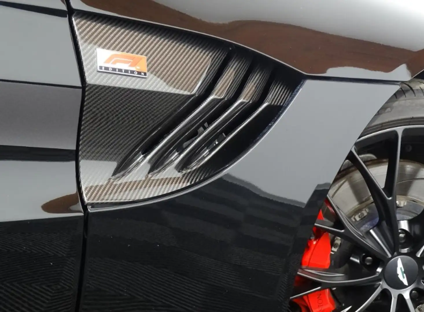 Aston Martin Vantage F1 edition crna - 2