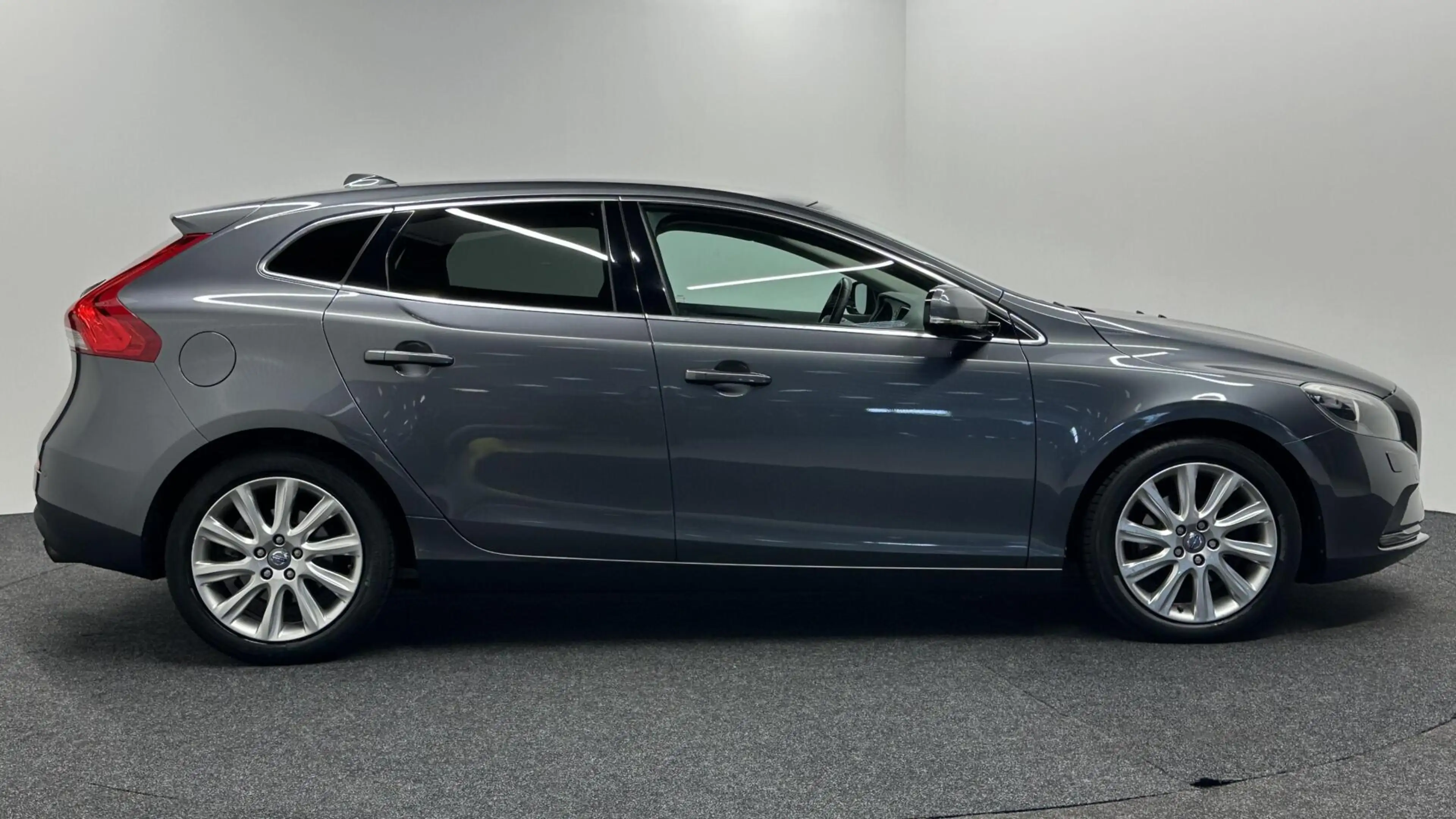 Volvo V40 1.6 T3 Summum PANO LEER CAMERA NAVIGATIE ECC CRUIS — photo 9