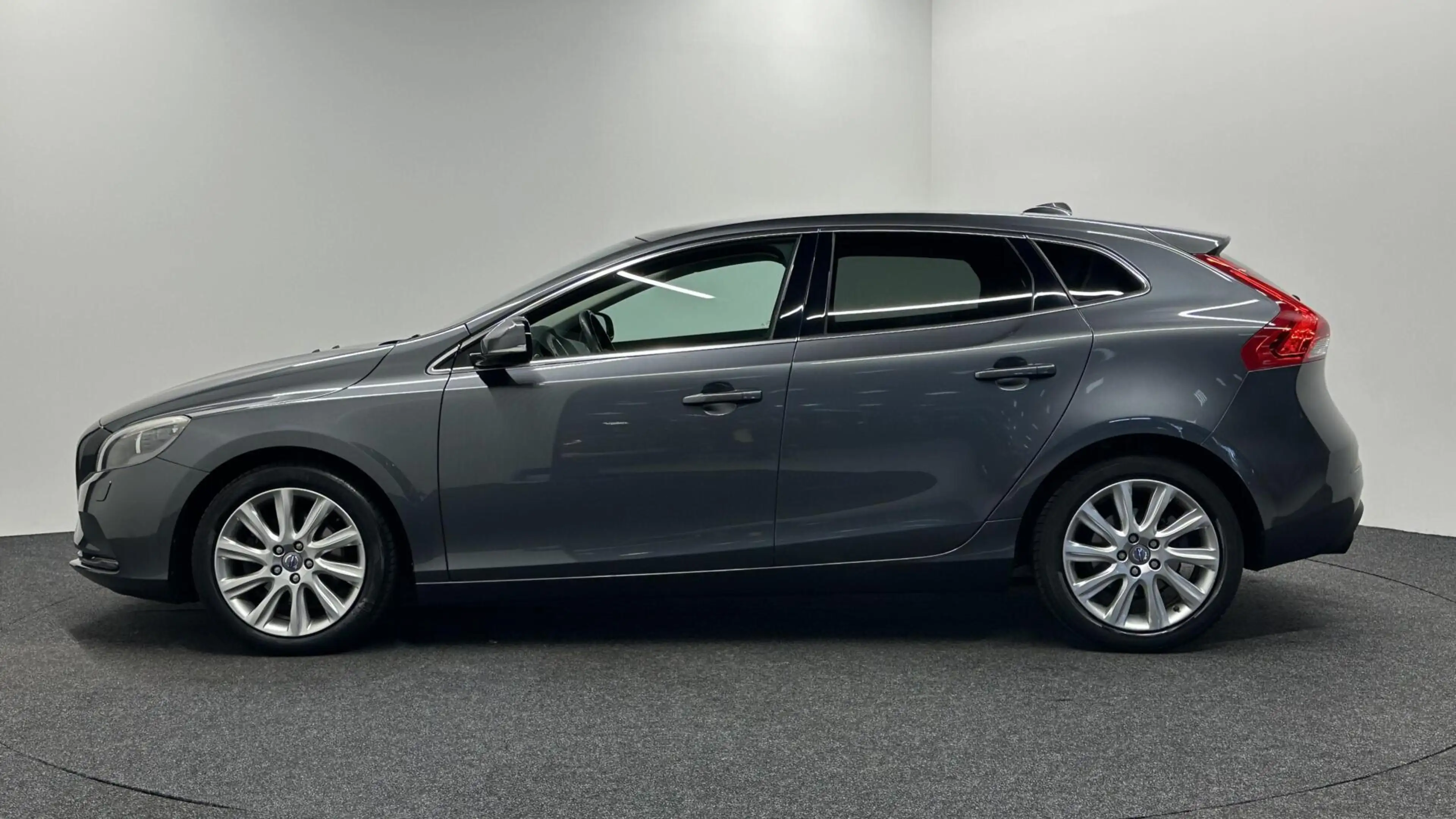 Volvo V40 1.6 T3 Summum PANO LEER CAMERA NAVIGATIE ECC CRUIS — photo 8