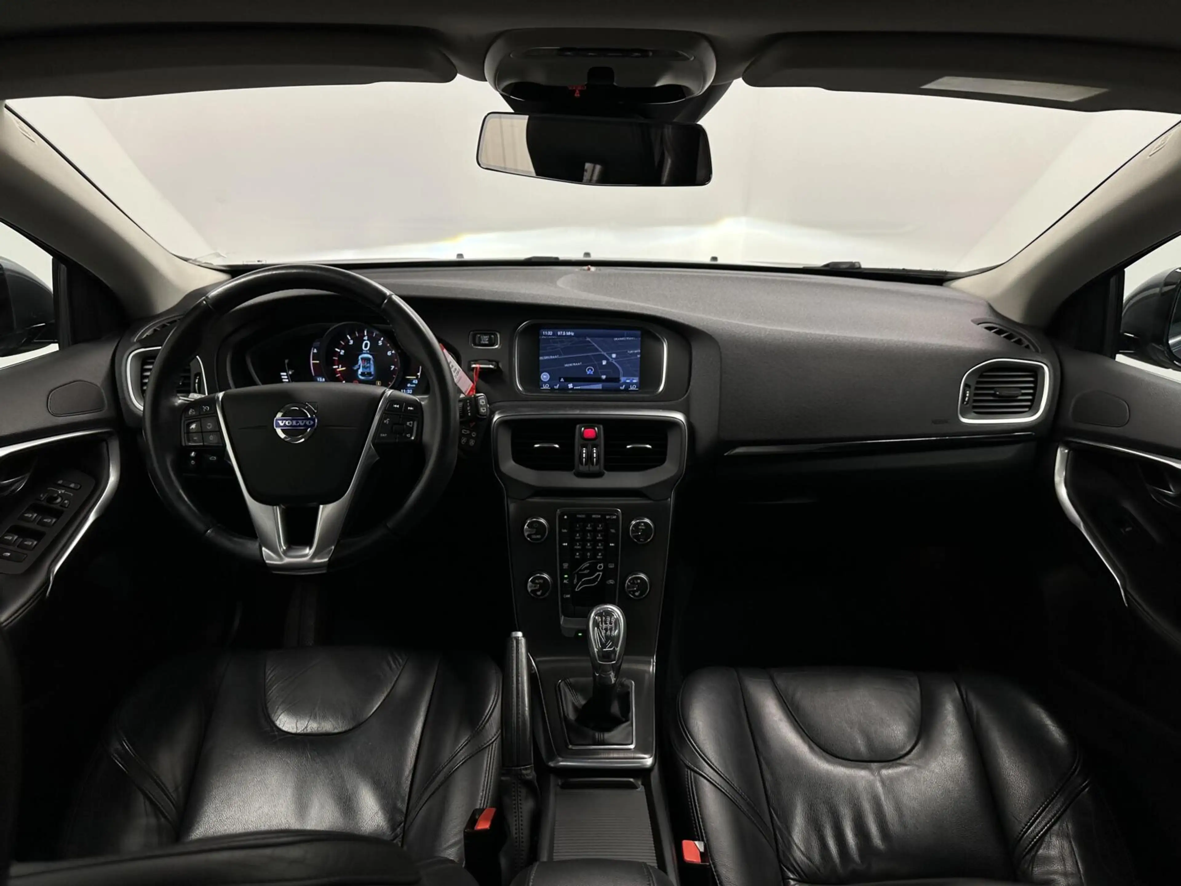Volvo V40 1.6 T3 Summum PANO LEER CAMERA NAVIGATIE ECC CRUIS — photo 2