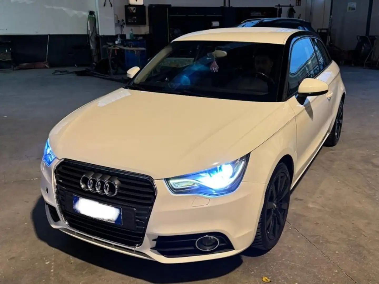 Audi A1 A1 I 2010 3p 1.6 tdi Ambition 105cv Bianco - 1