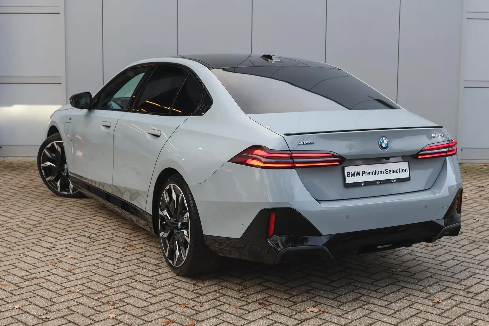BMW 550 5 Serie 550e xDrive M Sport Automaat / Panoramadak Gris - 2