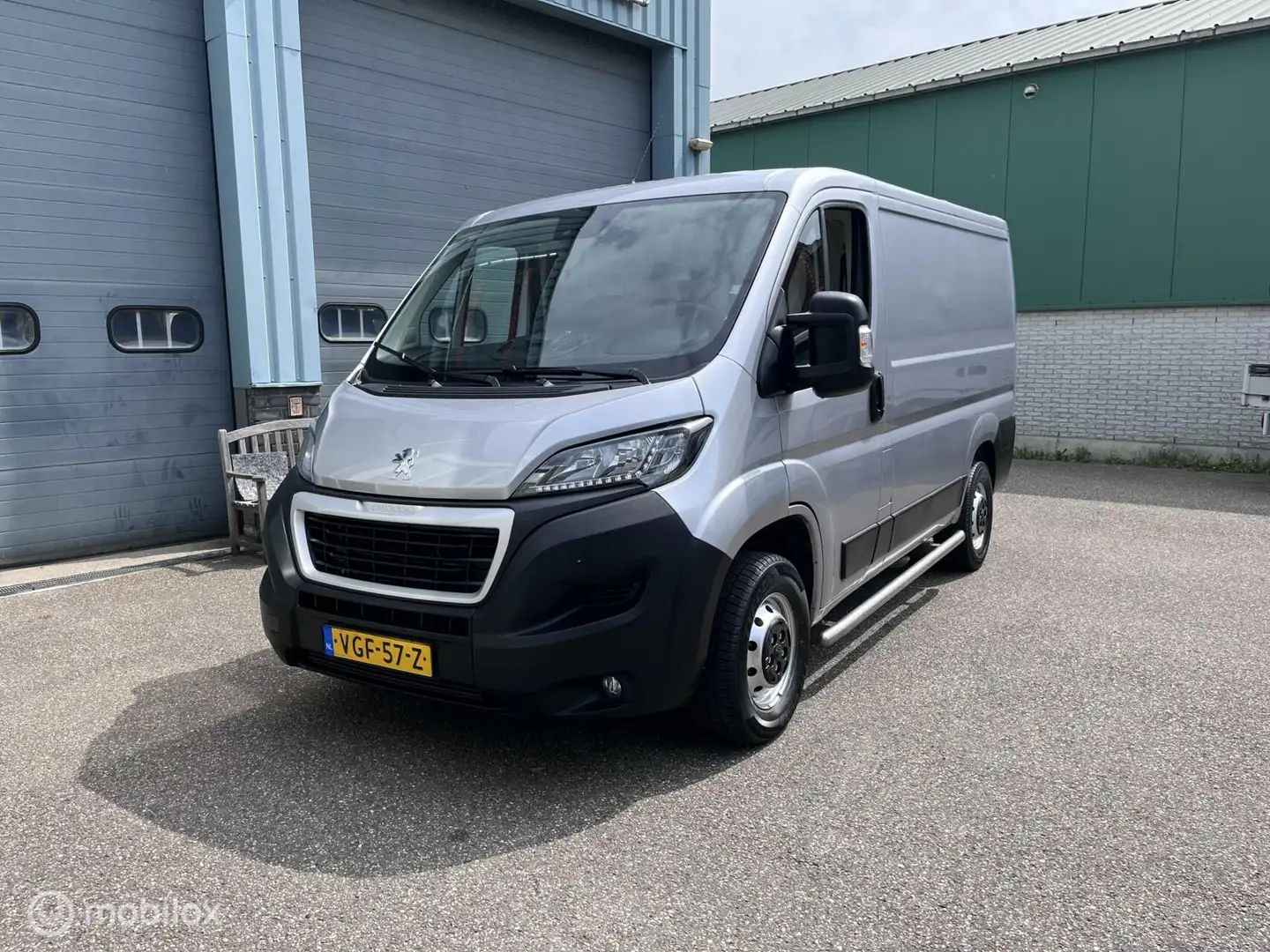Peugeot Boxer Bestel 330 2.2 BlueHDi 140 L1H2 Asphalt Grigio - 2