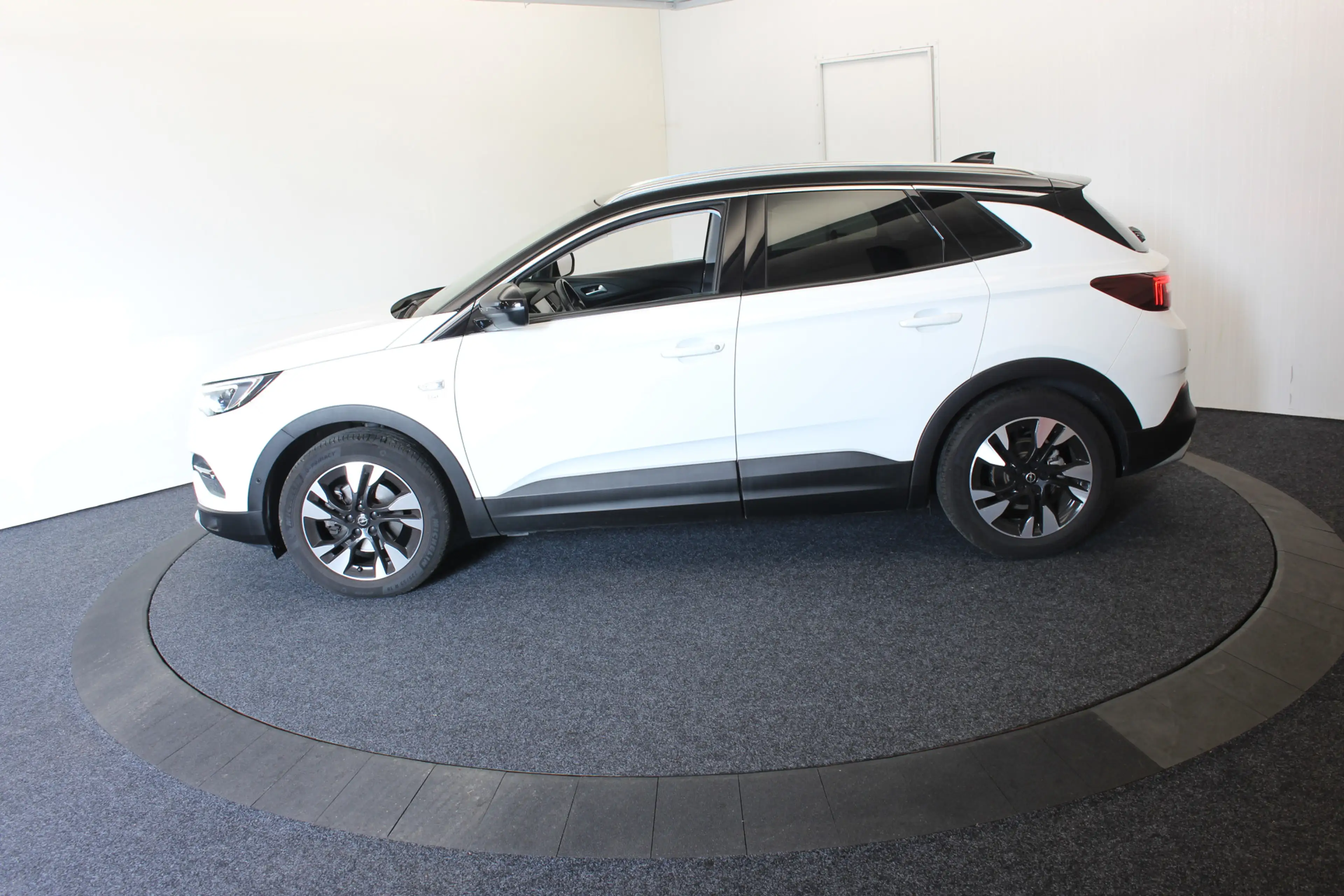 Opel Grandland X 1.2 Turbo B-Tone Executive Camera Trekh — photo 14