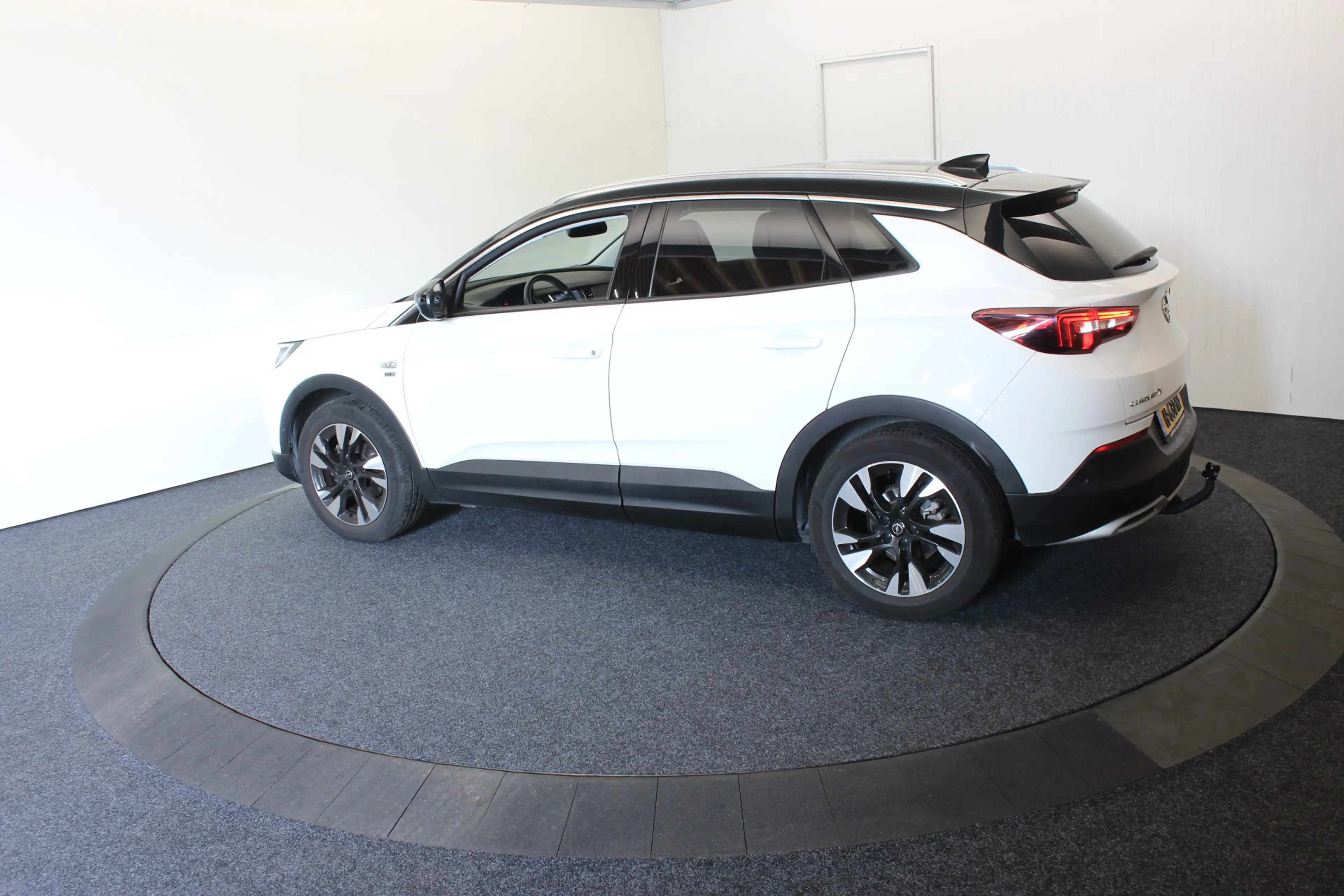 Opel Grandland X 1.2 Turbo B-Tone Executive Camera Trekh — photo 12