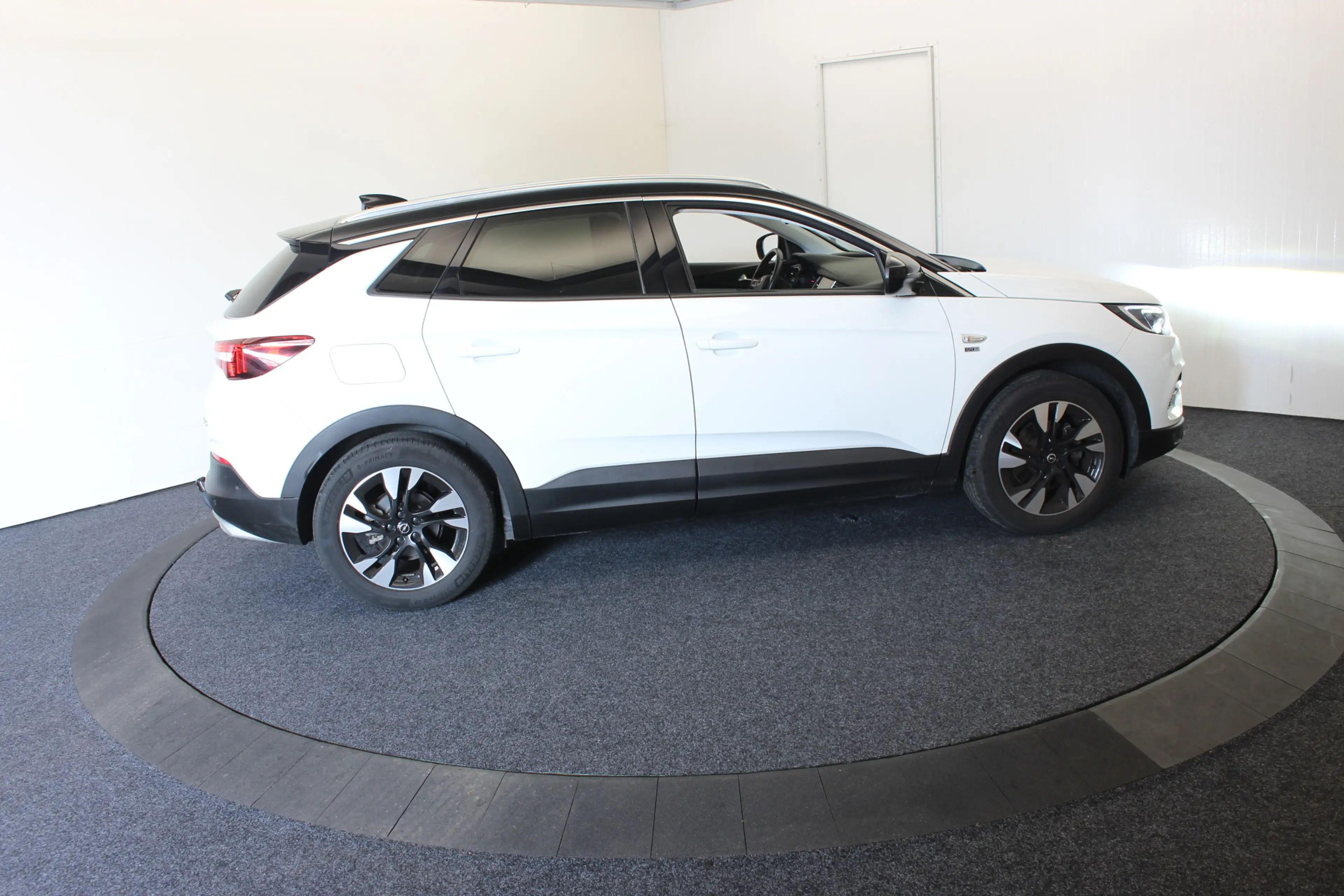 Opel Grandland X 1.2 Turbo B-Tone Executive Camera Trekh — photo 15