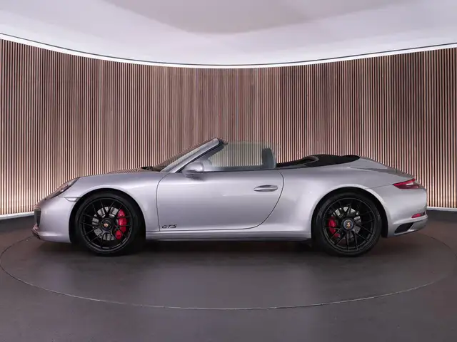 Porsche 911 view 13