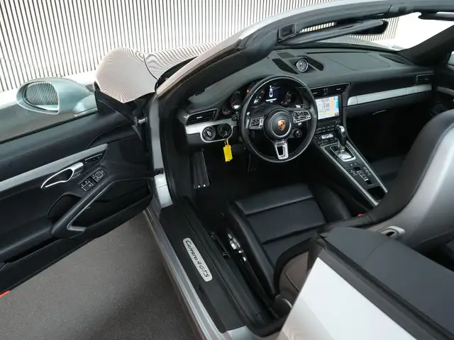 Porsche 911 view 9
