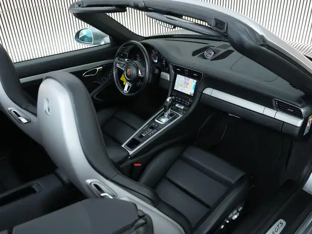 Porsche 911 view 3