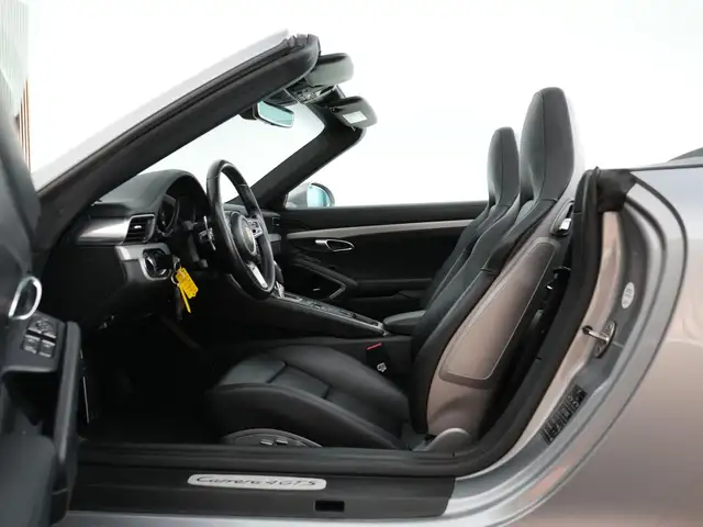 Porsche 911 view 11