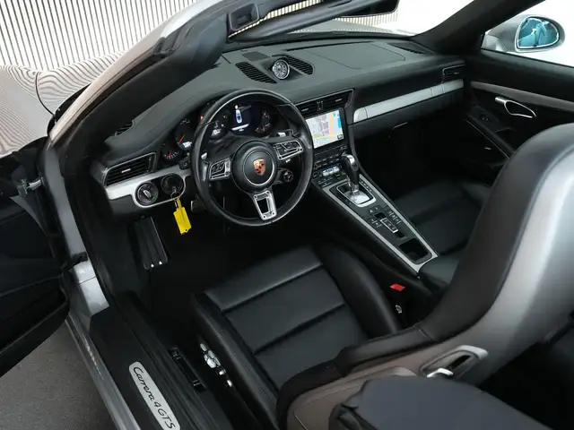 Porsche 911 view 10