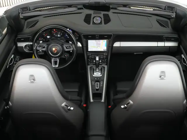 Porsche 911 view 8