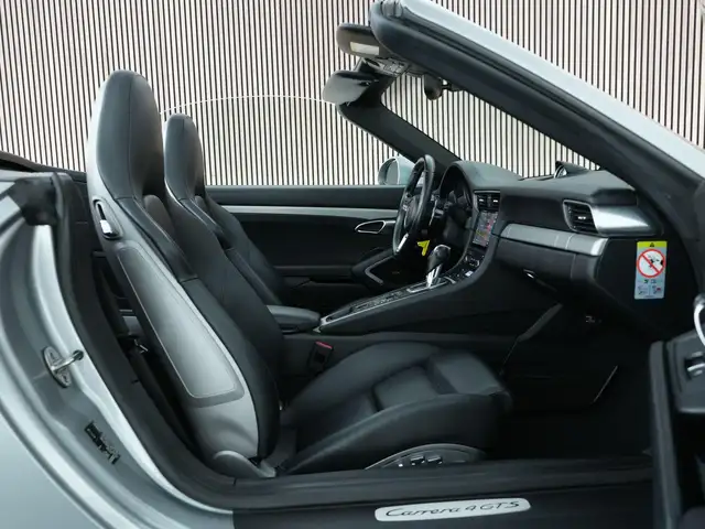 Porsche 911 view 4