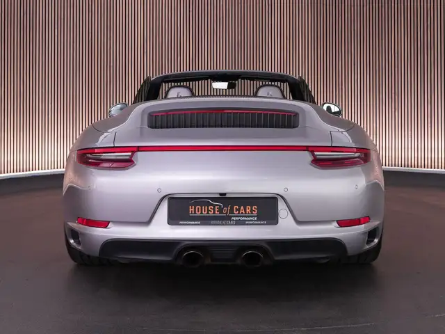 Porsche 911 view 7