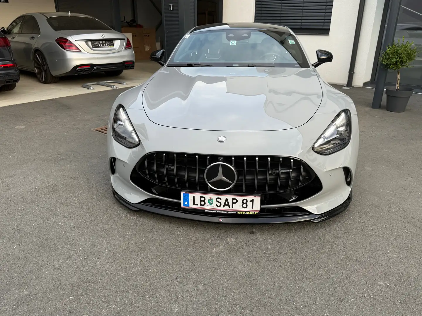 Mercedes-Benz AMG GT 63 4Matic+ Coupe Premium Plus Grau - 2