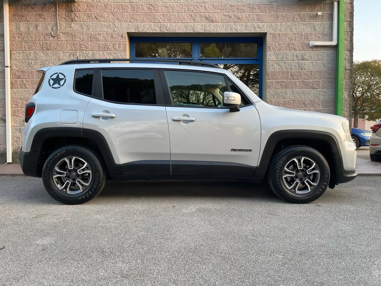 Jeep Renegade 1.0 T3 120CV VETRI PRIVACY SENSORI PARCHEGGIO Argento - 2