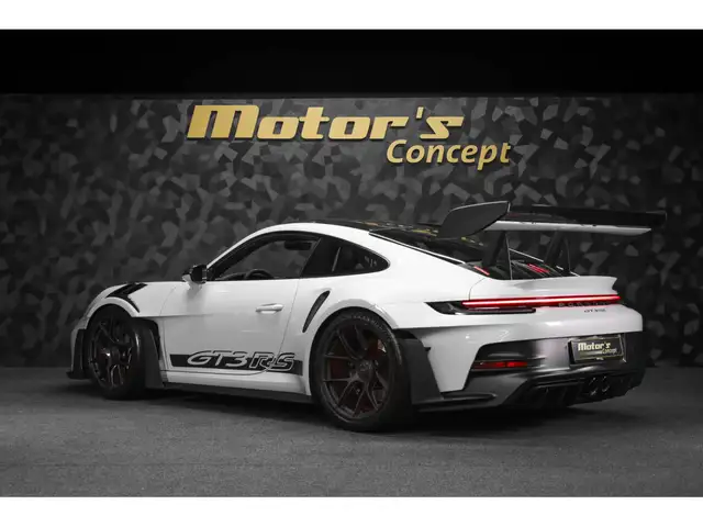 Porsche 911 view 7