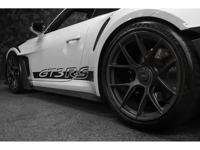 Porsche 911 view 15