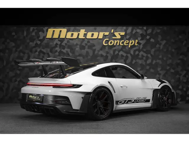 Porsche 911 view 3