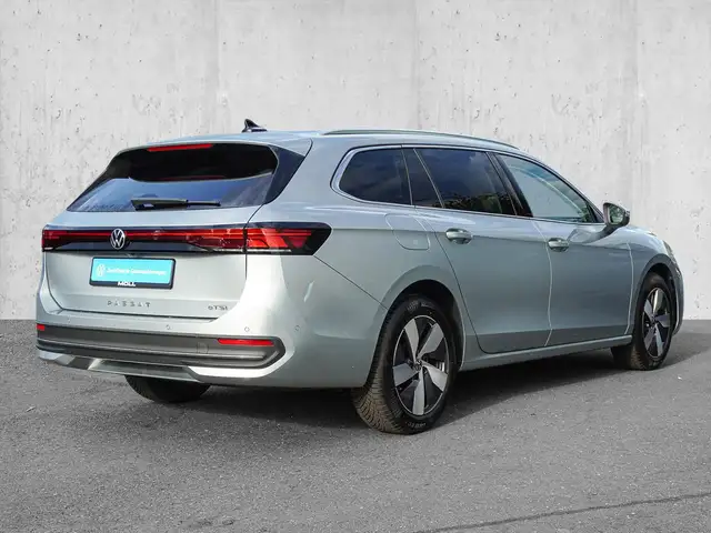 Volkswagen Passat view 4