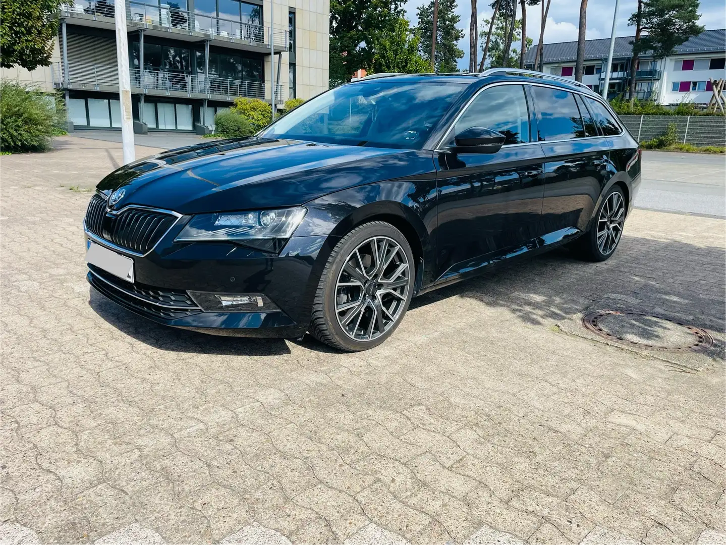 Skoda Superb Combi 2.0 TDI Style DSG AHK,Navi,ACC,PDC Schwarz - 2