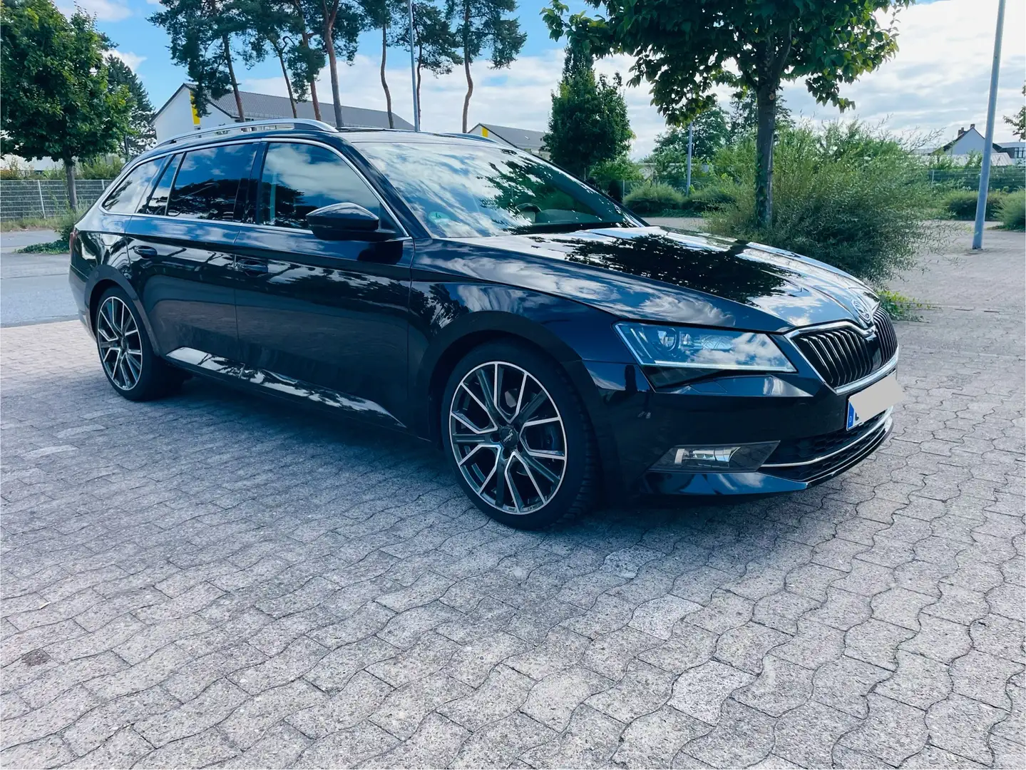 Skoda Superb Combi 2.0 TDI Style DSG AHK,Navi,ACC,PDC Schwarz - 1