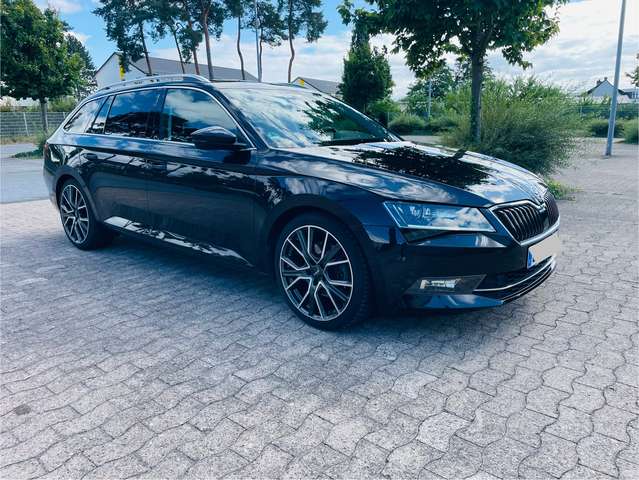 Imagine Skoda Superb Combi 2.0 TDI Style DSG AHK,Navi,ACC,PDC