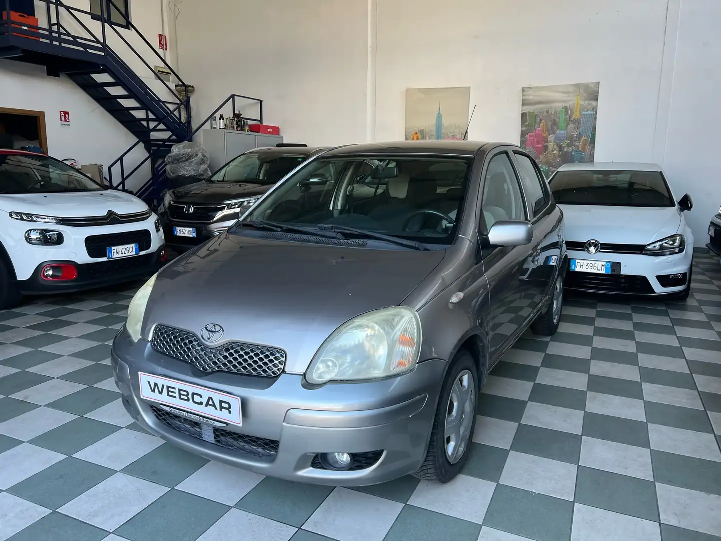 Toyota Yaris 5p 1.0 Gris - 1