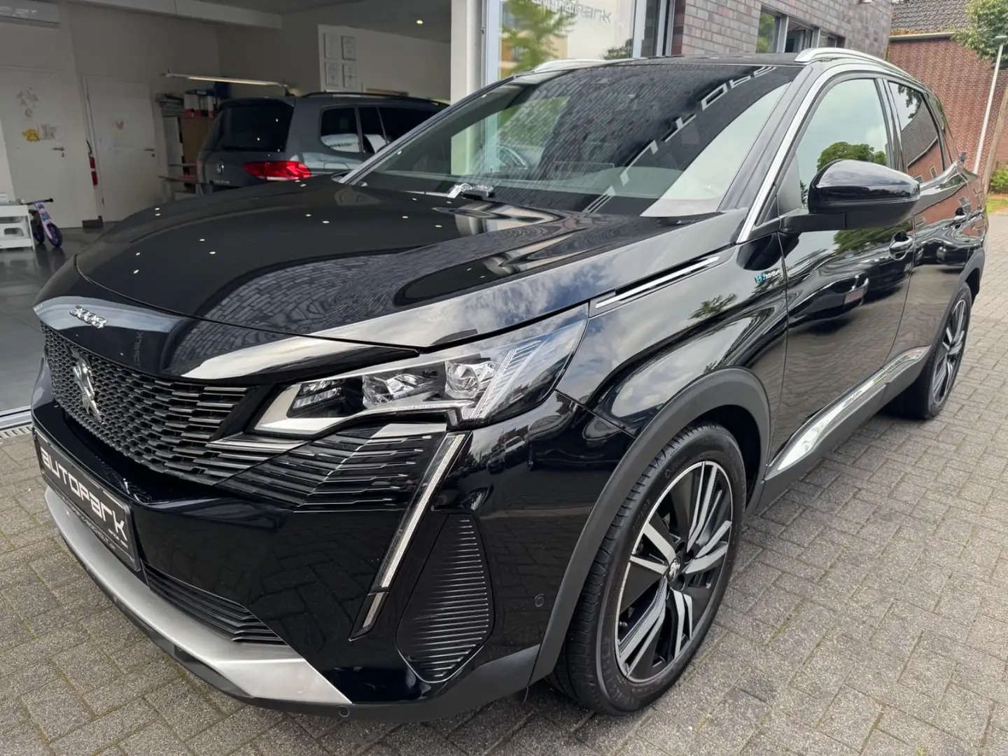 Peugeot 3008 Hybrid4 300 GT Sound Focal°Pano°LM19° Noir - 1