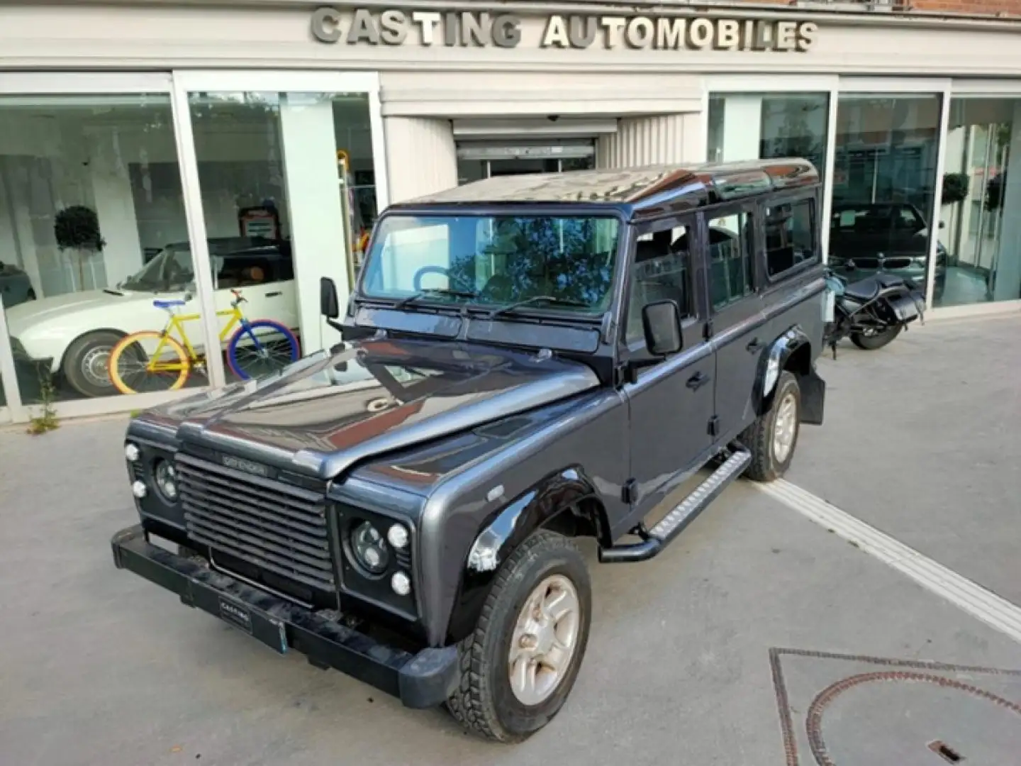 Land Rover Defender TD5 110 // 9 places // RHD Gris - 1