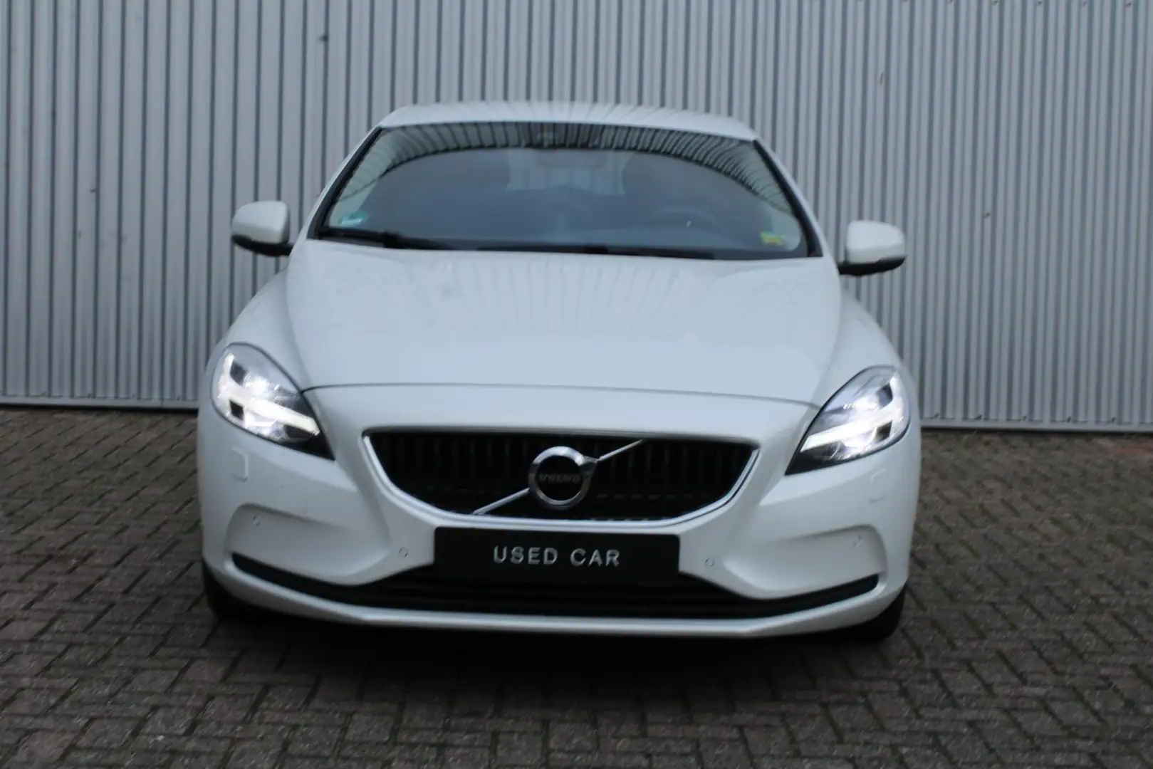 Volvo V40 T2 Automaat Momentum | Achteruitrijcamera | Stoelv Wit - 2