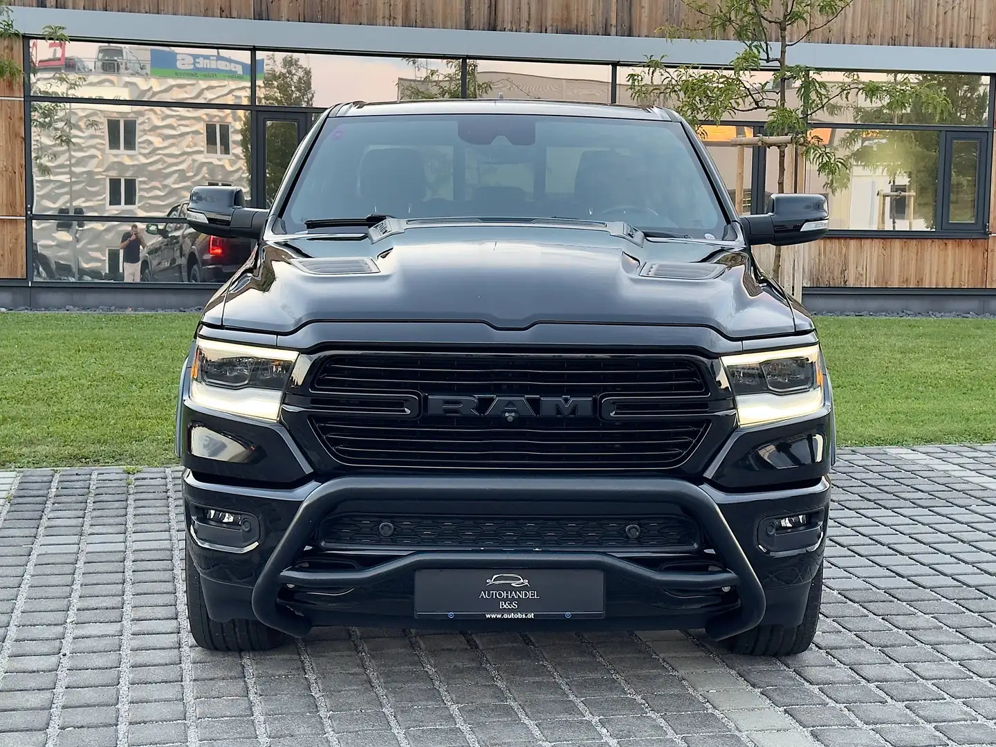 Dodge RAM 1500 Quad Cab Laramie *NUR 32.000KM* Schwarz - 2