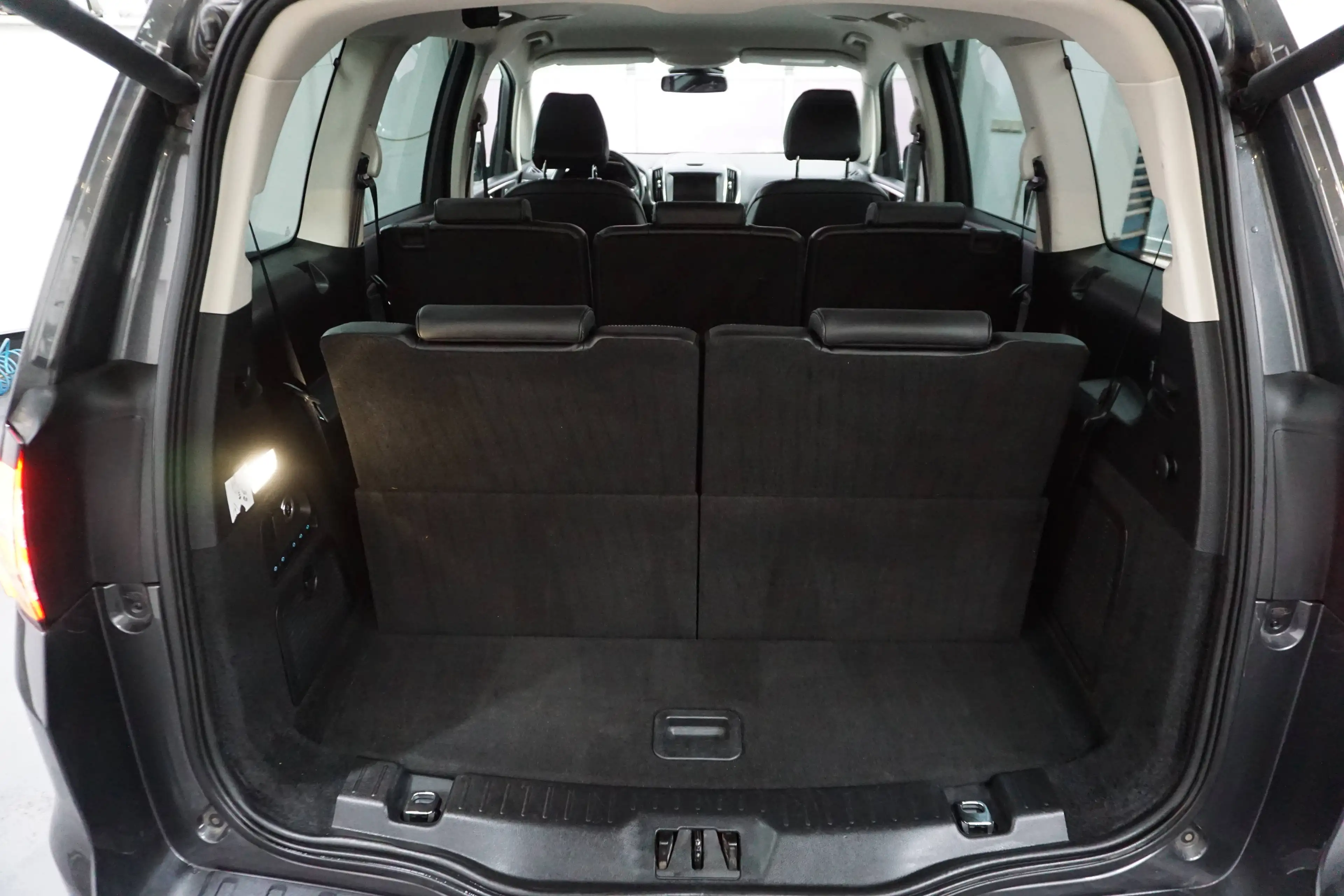 Ford Galaxy Titanium — photo 11