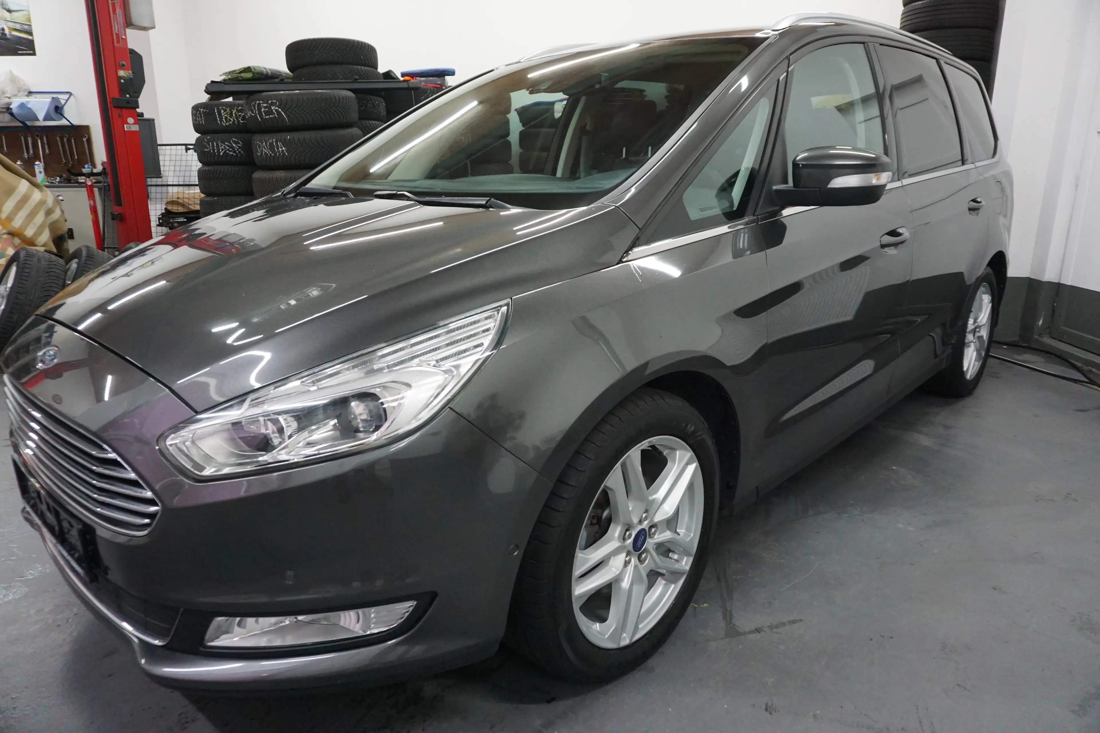 Ford Galaxy Titanium — photo 3