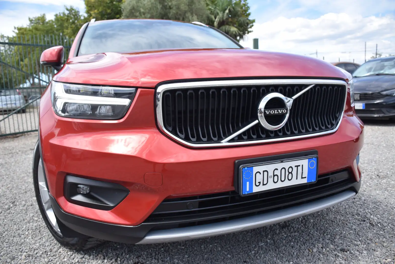 Volvo XC40 4X4 AWD 2.0D3 FULL NAVI ADAS LED SENSORI CRUISE BT Rot - 2
