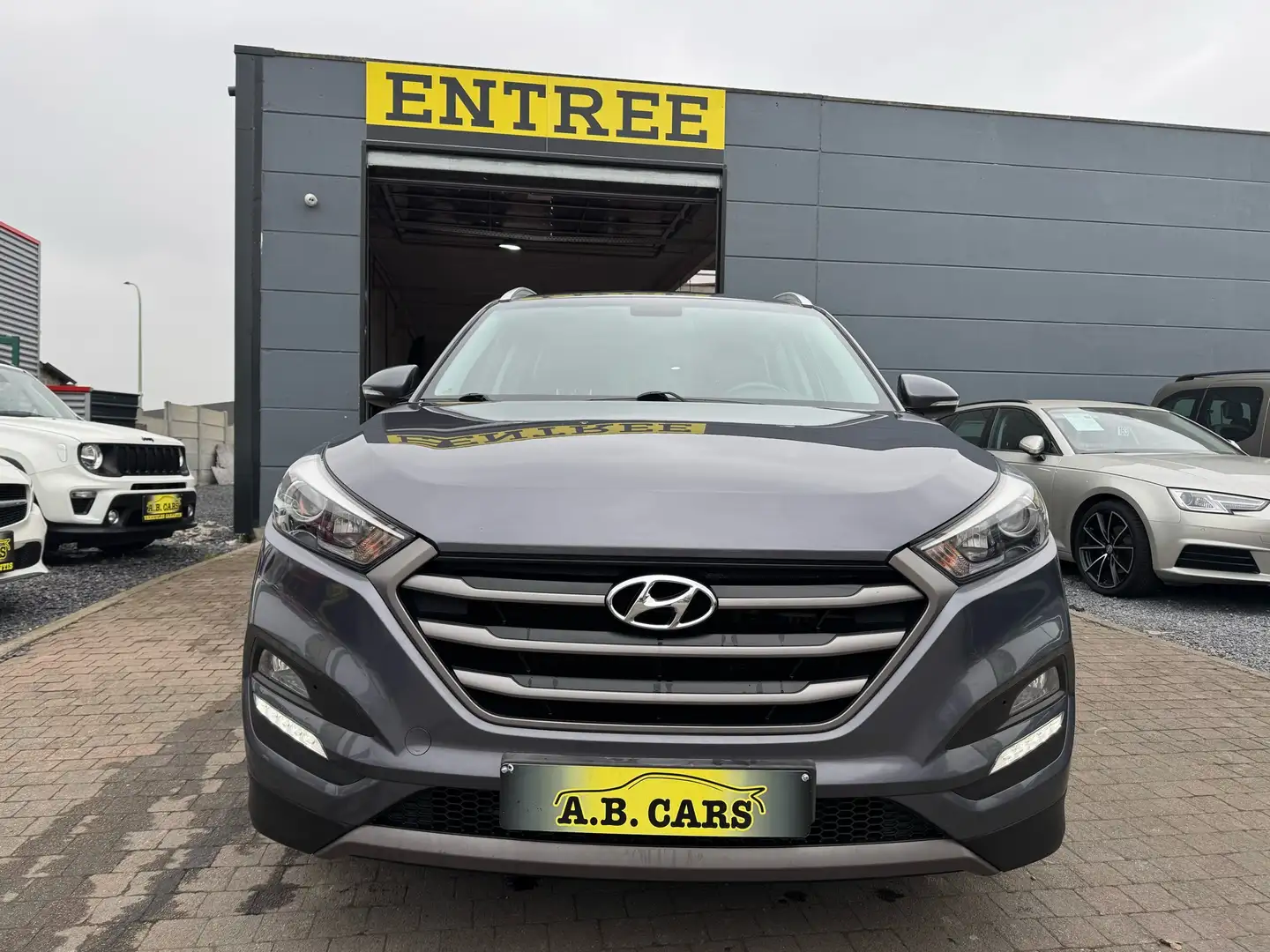 Hyundai TUCSON 1.7 CRDi 2WD Grijs - 2