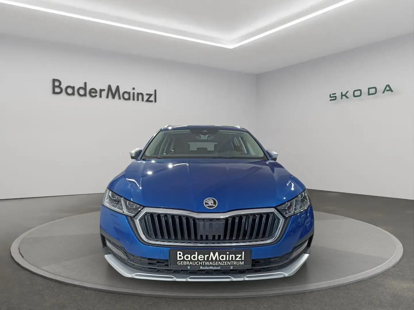 Skoda Octavia Combi SCOUT Blau - 2