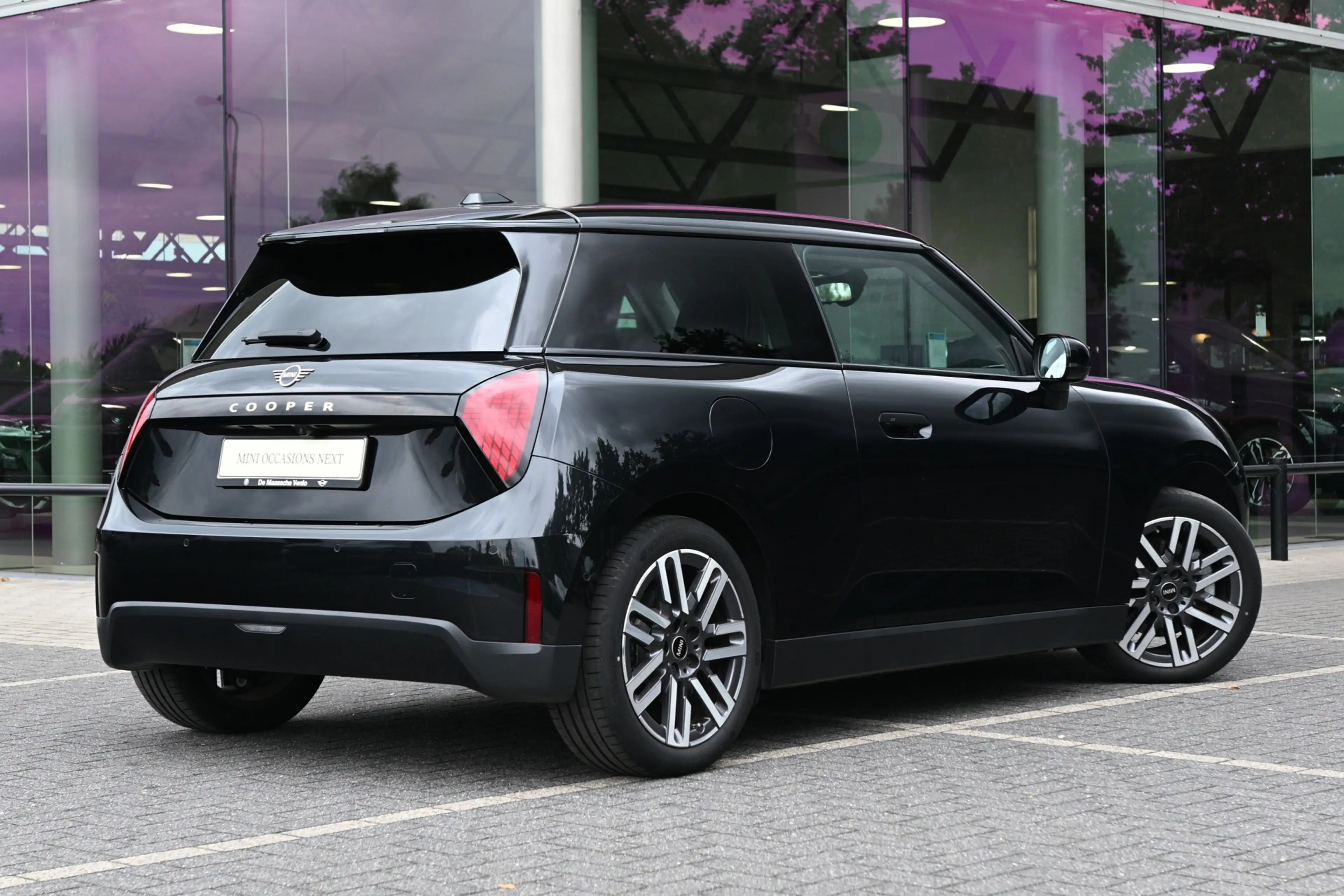 MINI Cooper E Hatchback / Classic / Pakket L / 17 inch Parallel — photo 3