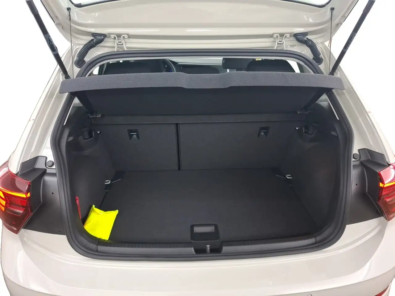 Volkswagen Polo VI CarPlay PDC SHZ 14