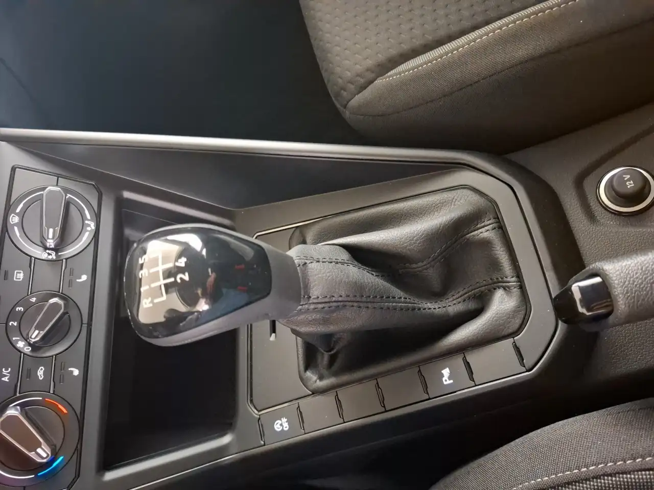 Volkswagen Polo VI CarPlay PDC SHZ 16