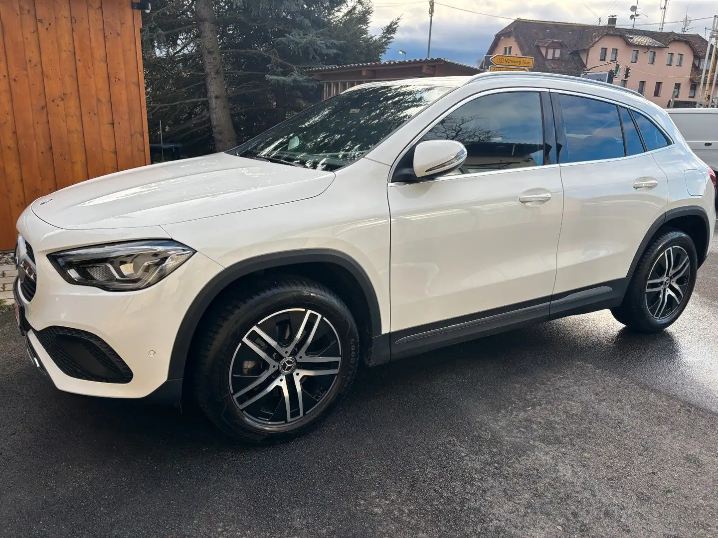 Mercedes-Benz GLA 200 Progressive 1.Hand WENIG KM Leder LED Weiß - 1