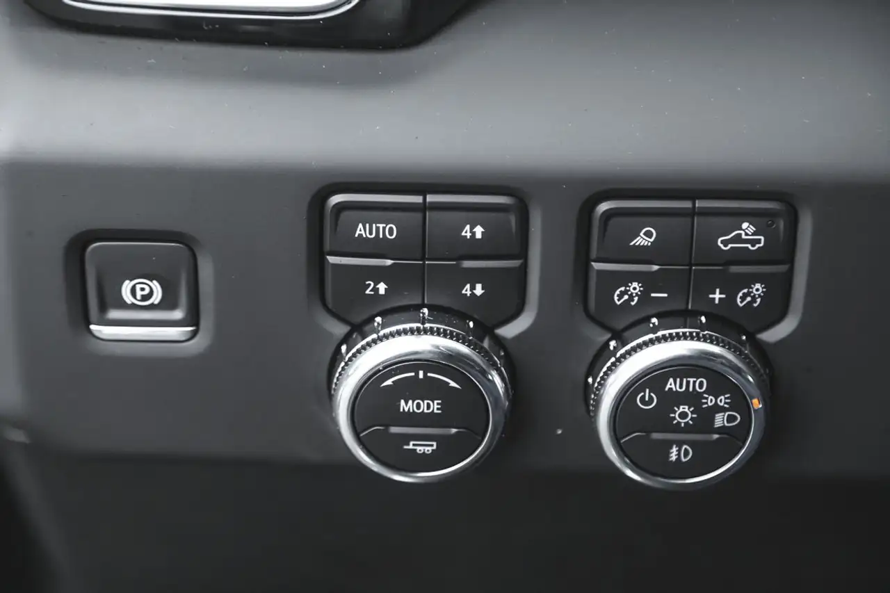 GMC Sierra 3500HD снимка GMC Sierra 3500HD