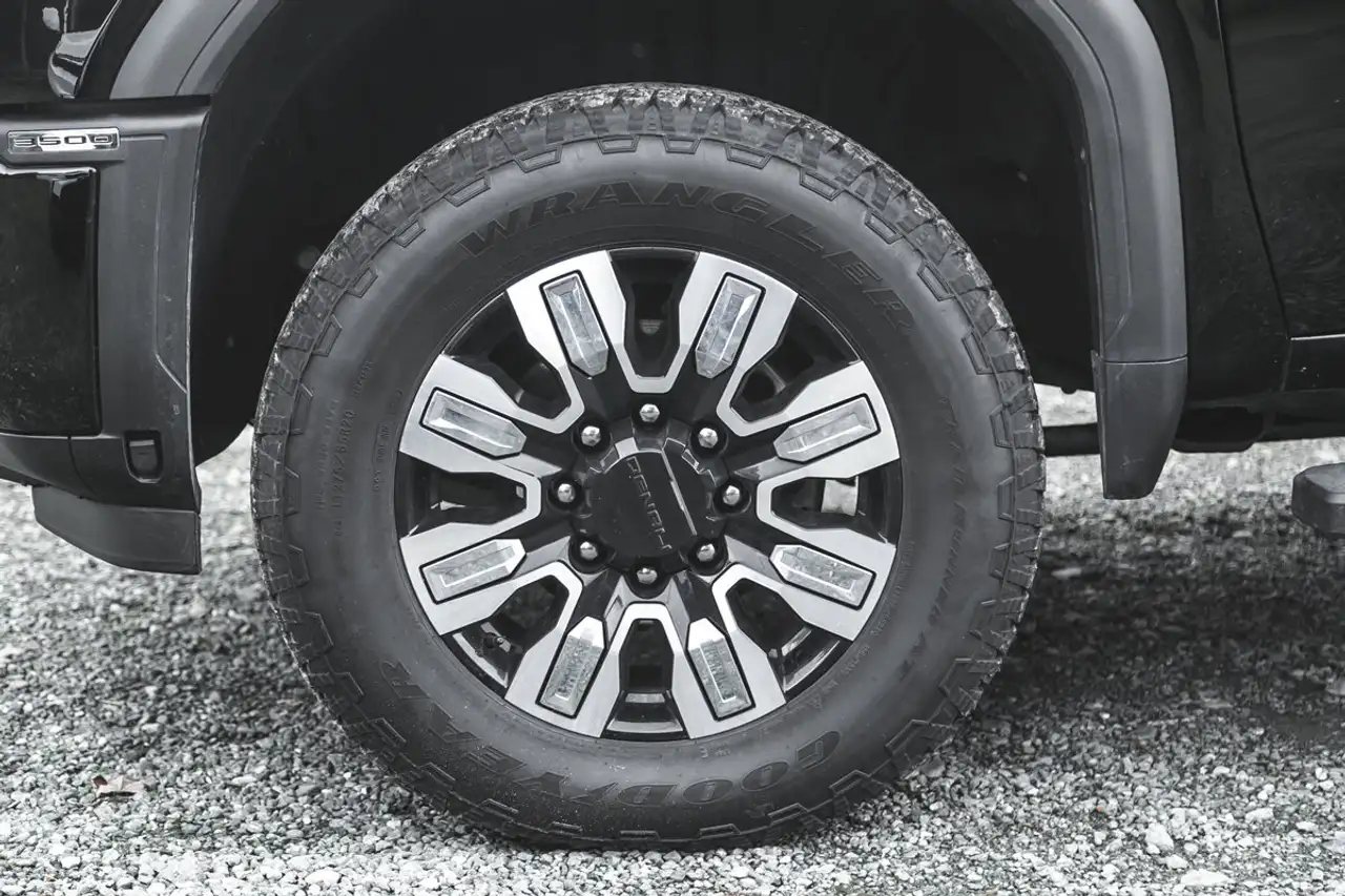 GMC Sierra 3500HD снимка GMC Sierra 3500HD