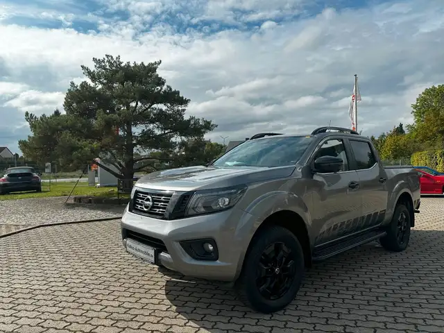 Nissan Navara NP300 N-Guard Double Cab 4x4