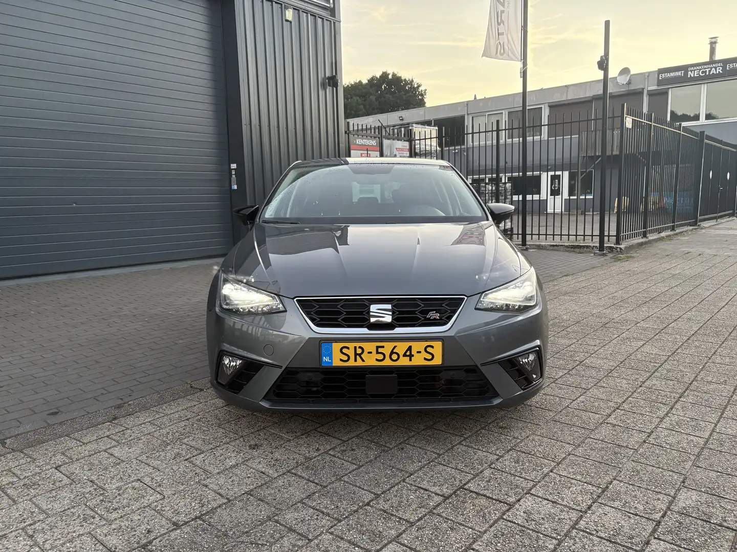 SEAT Ibiza 1.0 TSI FR 95PK Cam/PDC/Carpl/Stoelver/APK2026/NAP Grijs - 2