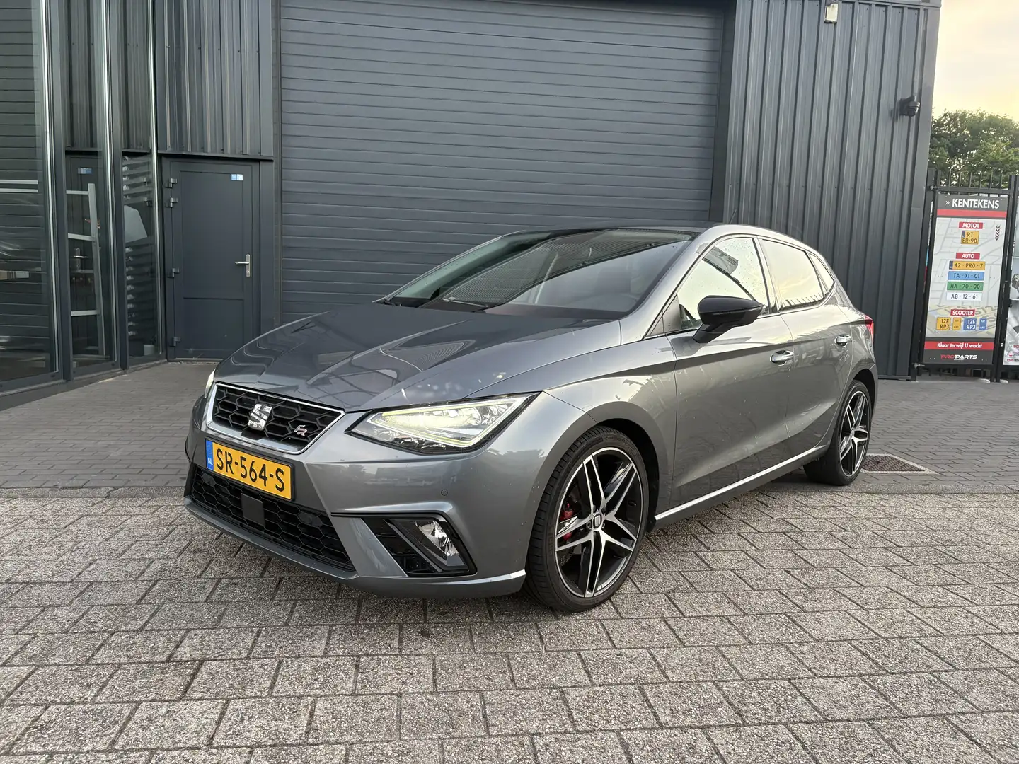 SEAT Ibiza 1.0 TSI FR 95PK Cam/PDC/Carpl/Stoelver/APK2026/NAP Grijs - 1