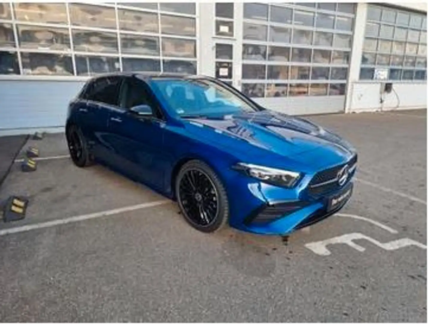 Mercedes-Benz A 220 d AMG-Line|Kamera|Distr|Memo|Pano|Keyless| Azul - 2