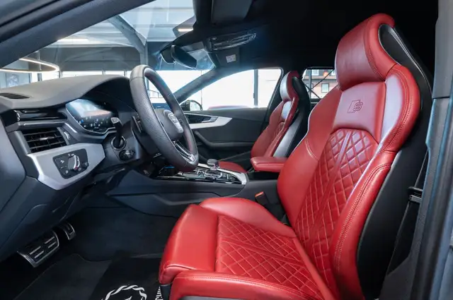 Audi S4 view 11