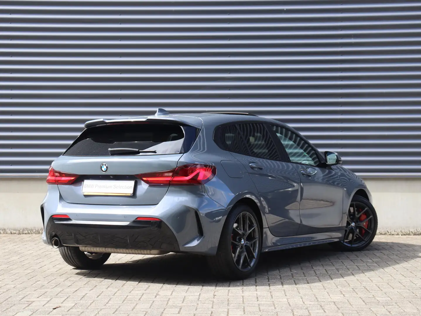BMW 118 1-serie 5 deurs 118i | High Executive | M Sportpak Grijs - 2